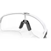 Kép 7/7 - sportszemuveg-oakely-sutro-lite-matte-white-clear-to-black-photochromic-0009463-7